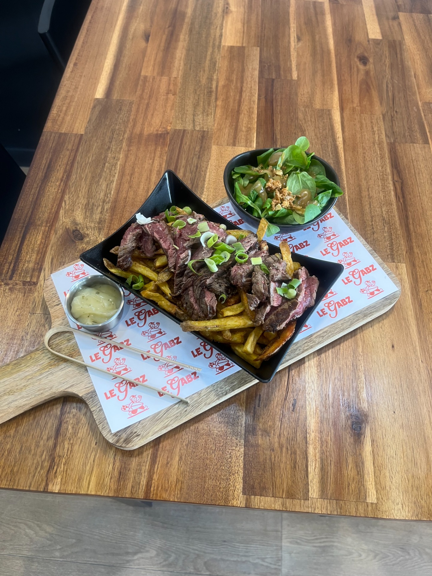 BARQUETTE de Bavette d'Aloyau sauce béarnaise servie avec frites maison double cuisson