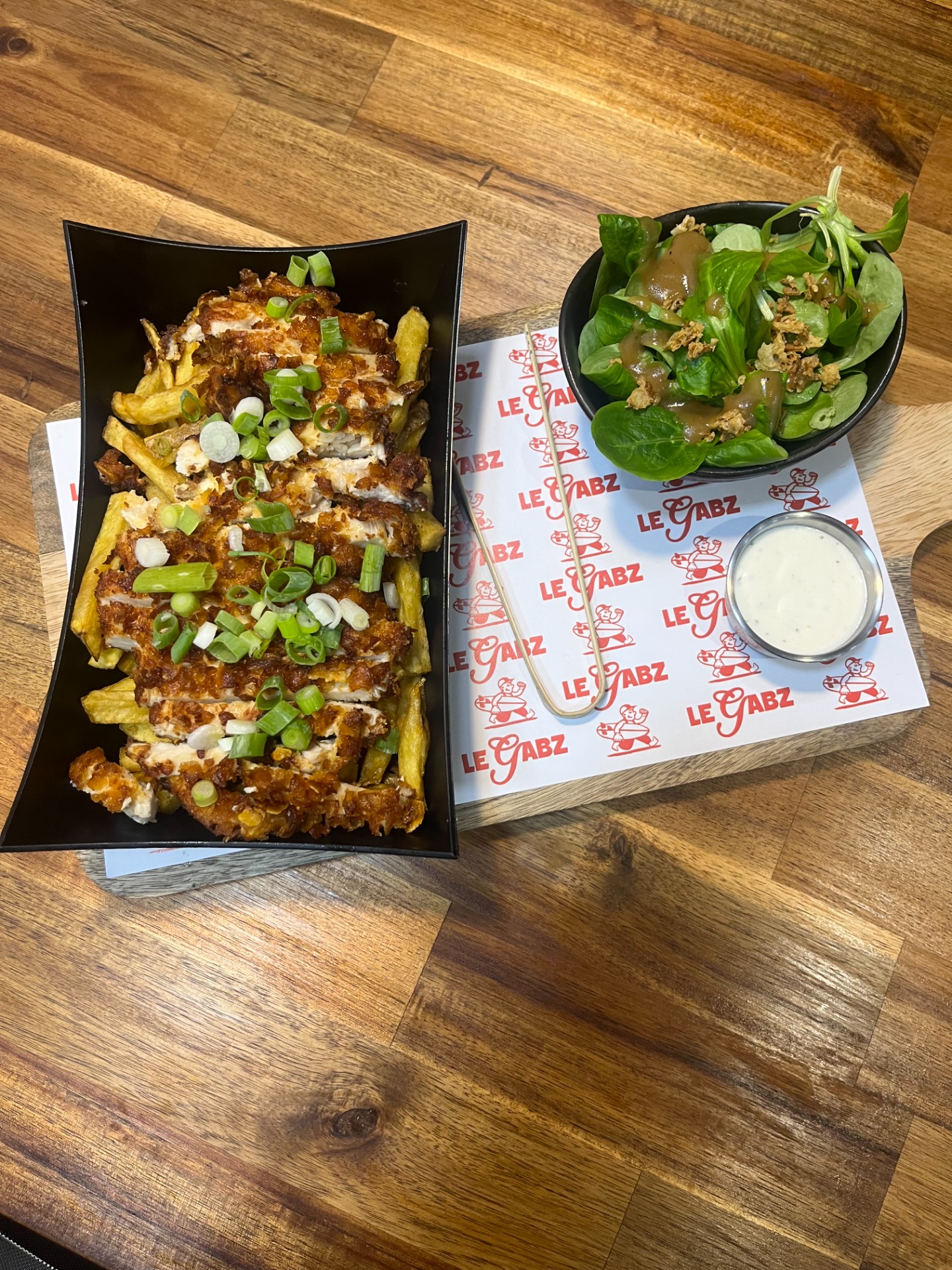 BARQUETTE de Poulet pané maison sauce roquefort servie avec frites maison double cuisson