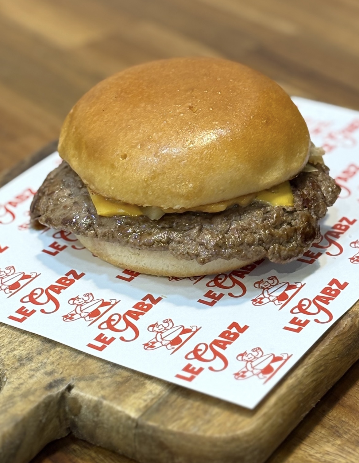 LE GROM Spécial KIDS (Pain brioché, steak de boeuf du boucher, cheddar affiné, confit d'oignons, sauce au choix)