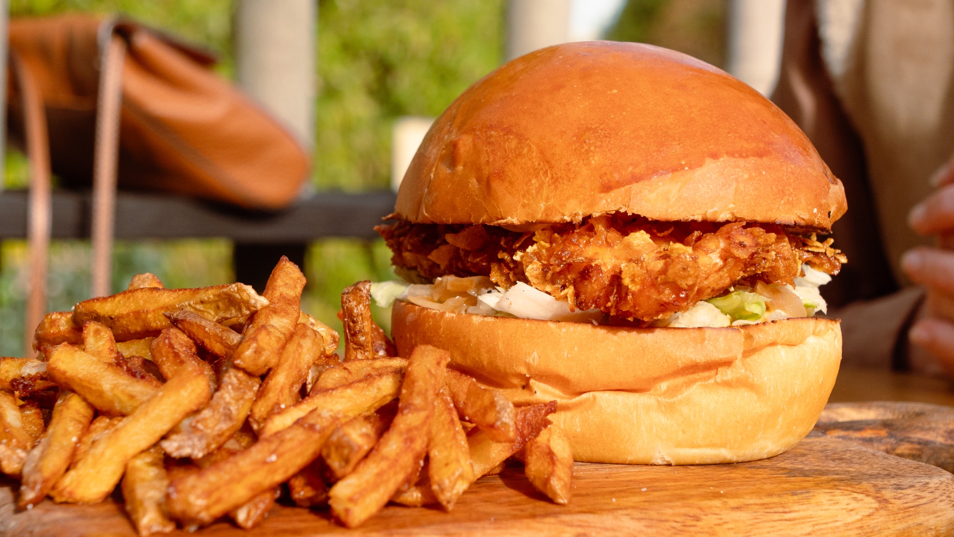 Le WHARF (Pain brioché, Croustillant au poulet panure maison, Cheddar affiné, Confit d'oignon, Salade, Sauce au choix)