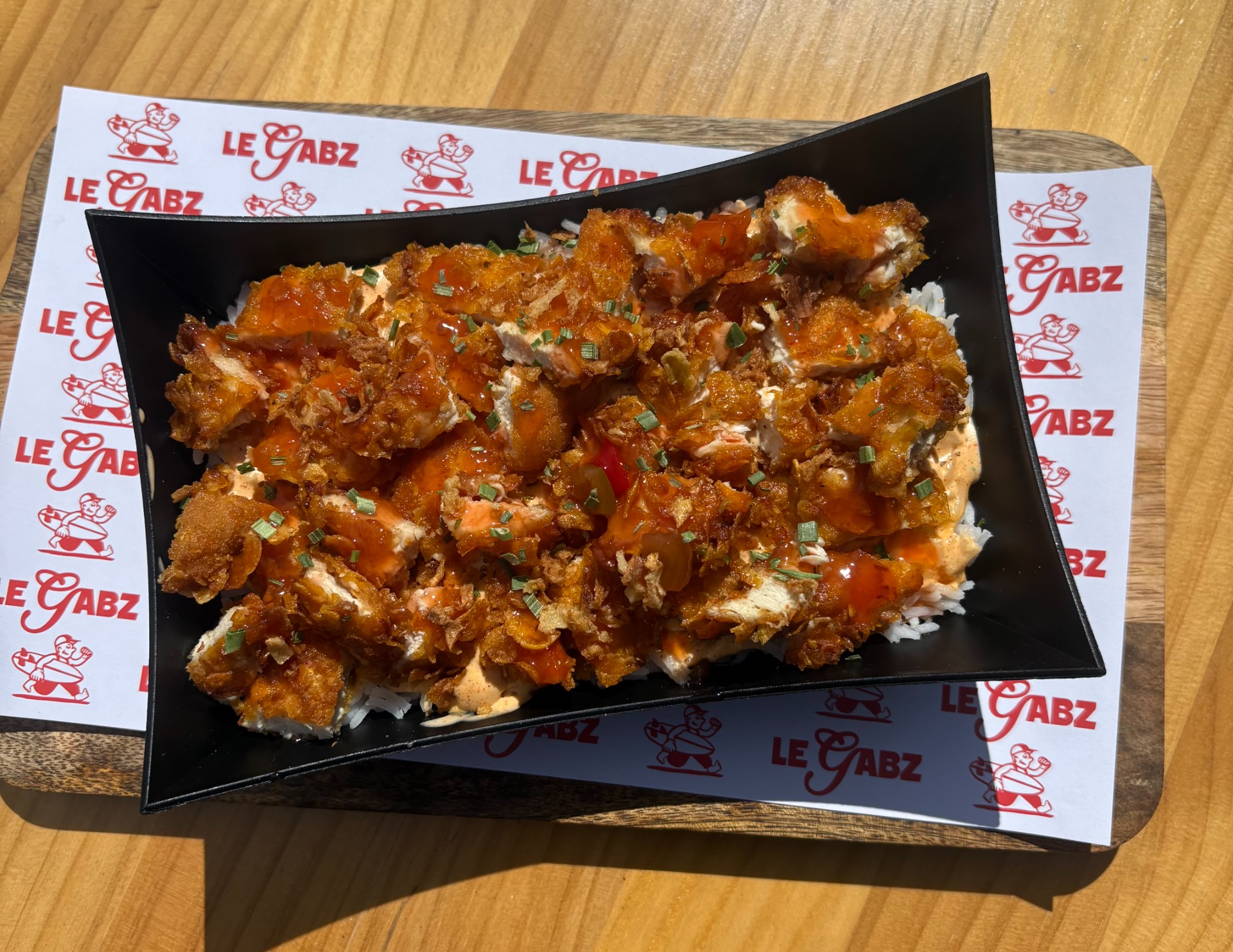 LE CROUSTY GABZ (Riz Thai, Tenders de poulet frais avec panure maison, Sauce Gabz, Oignons frits). 11 €