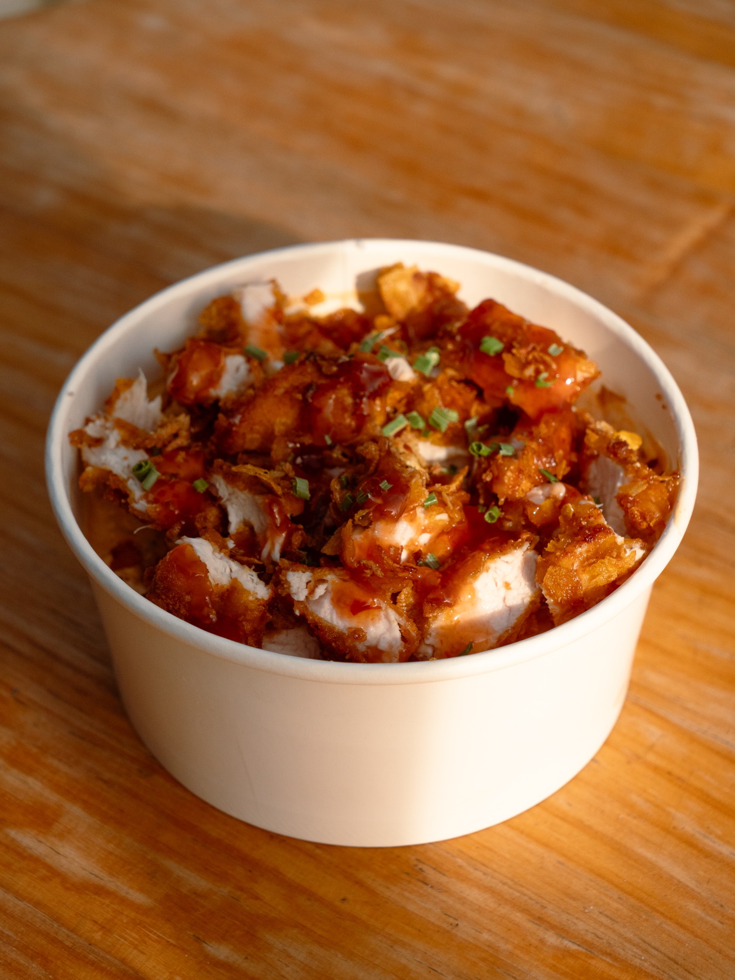 Le CROUSTY GABZ (Riz Thaï, tenders de poulet frais avec panure maison, Sauce GABZ, oignons frits)